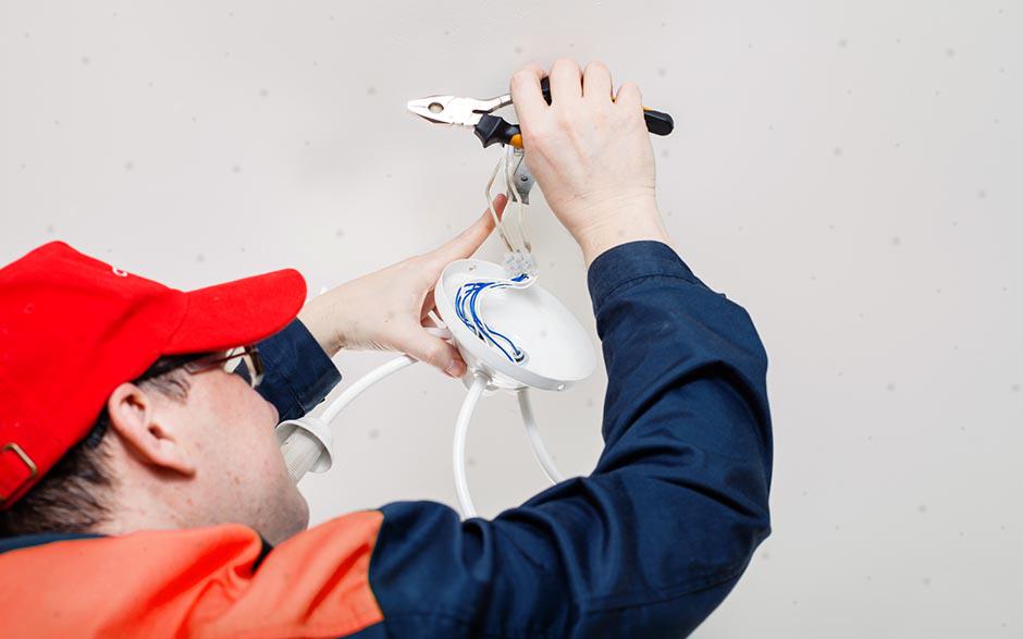 besoin d'un électricien Plaisir